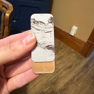 Seint Walnut contour.